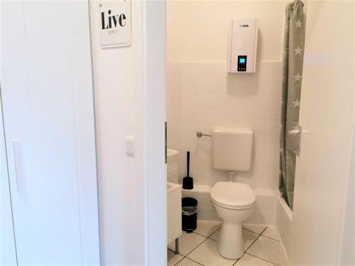 Un baño blanco con inodoro y ducha. en Loft Luis - Bikepark & Skilift -, en Winterberg