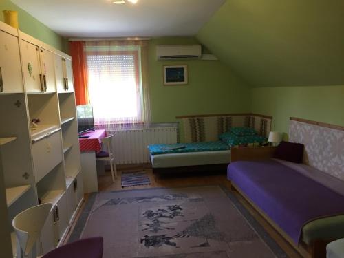 Habitación pequeña con 2 camas y ventana en Katalin vendégház en Sárospatak