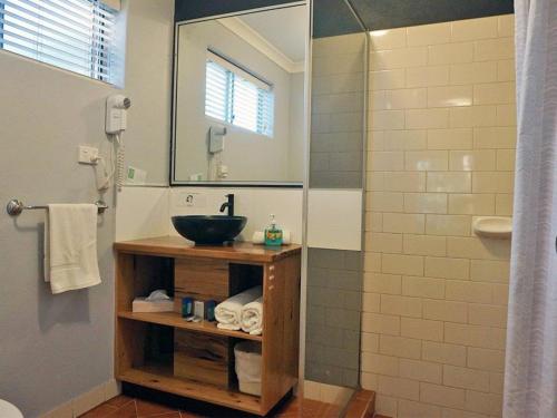 een badkamer met een wastafel en een douche bij Adamsons Riverside Accommodation in Margaret River Town