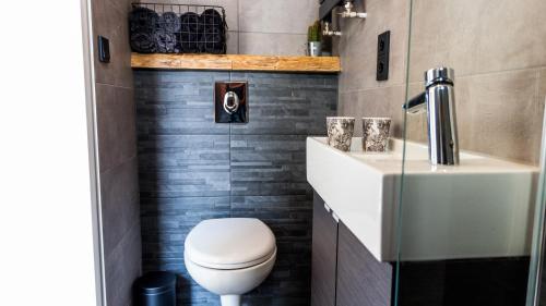 bagno con servizi igienici e lavandino di B&B Joeys place a Egmond aan Zee