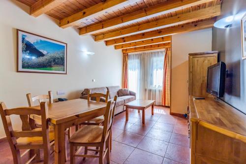 TV a/nebo společenská místnost v ubytování Apartaments Sant Moritz