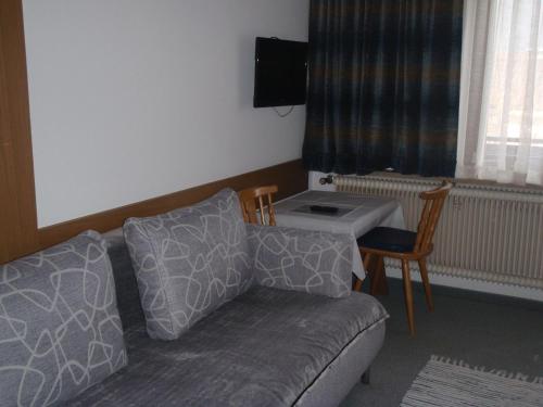 una sala de estar con un sofá y una mesa en Telfer Stubm, en Telfs