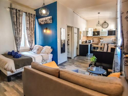 un salon avec un canapé et une table dans l'établissement Cosy'Appart - COEUR DE SEINE, à Rouen