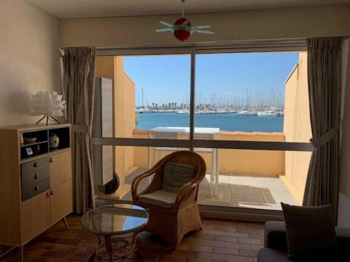 - un salon avec une fenêtre donnant sur l'eau dans l'établissement EN BORD DE MER, à Gruissan