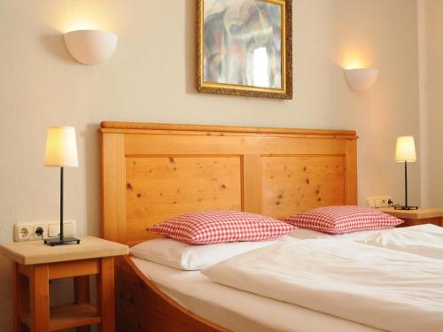 1 dormitorio con 1 cama con 2 almohadas en Seeleitenhof, en Sindelsdorf