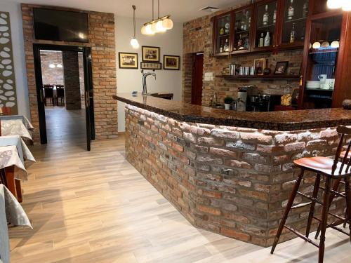 un bar avec un mur en briques dans un restaurant dans l'établissement A&P Motel, à Mikołów