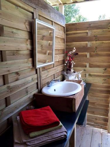 une salle de bain avec un lavabo et un miroir dans l'établissement CASA GHJE, à Porto-Vecchio