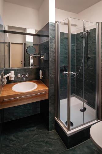 a bathroom with a shower and a sink at Dietrich-Bonhoeffer-Hotel Berlin Mitte in Berlin