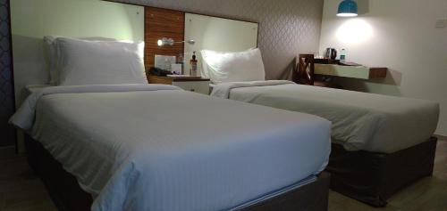 Katil atau katil-katil dalam bilik di Regenta Inn Indiranagar by Royal Orchid Hotels