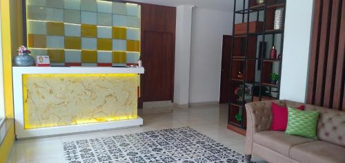 Ruang duduk di Regenta Inn Indiranagar by Royal Orchid Hotels