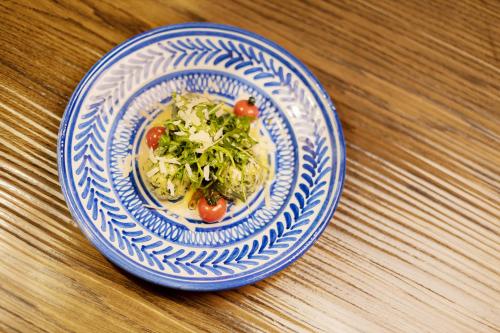 ホテルの敷地内または近くでの食事または食べ物