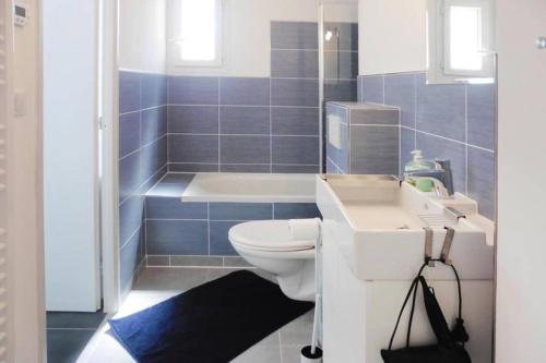 un bagno con un water, un lavandino e una vasca di Villa Bonheur - Provence - Côte d'Azur a Cabasse