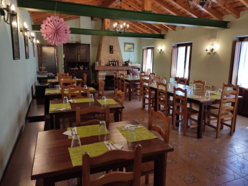 Hotel Rural Fuente del Val tesisinde bir restoran veya yemek mekanı
