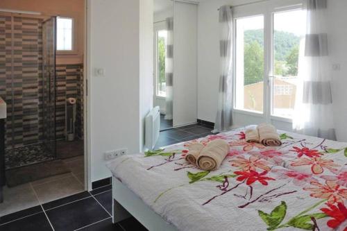 een slaapkamer met een groot bed en handdoeken bij Villa Bonheur - Provence - Côte d'Azur in Cabasse