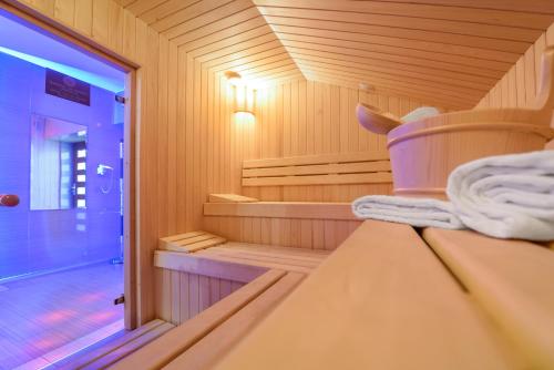 a sauna with a towel sitting on a bench at Pensjonat Cezar in Siemiatycze