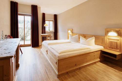 Postel nebo postele na pokoji v ubytování Hotel Ahornhof