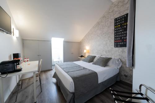 Aparthotel Atenea Calabria tesisinde bir odada yatak veya yataklar