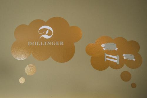Certificado, premio, señal o documento que está expuesto en Dollinger