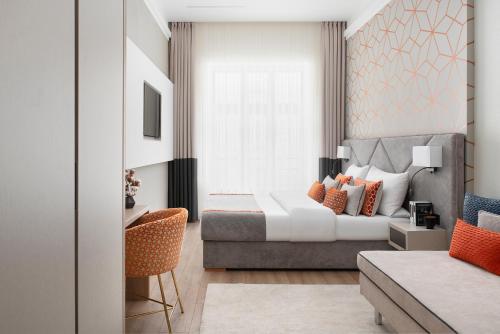 une chambre avec un lit blanc et une fenêtre dans l'établissement Brill Budapest Apartments 6, à Budapest