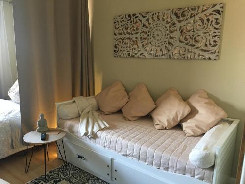 um sofá com almofadas no quarto em Palmina`s Ferienwohnung em Merzig