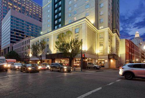 a busy city street with cars stopped at a traffic light at La Quinta by Wyndham New Orleans Downtown in New Orleans
