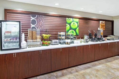 a food counter in a restaurant with at La Quinta by Wyndham Ruidoso Downs in Ruidoso Downs