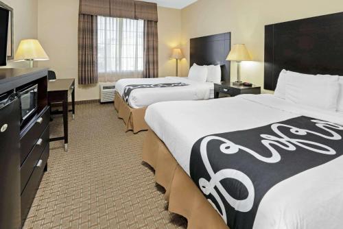 En eller flere senge i et værelse på La Quinta by Wyndham Morgan City