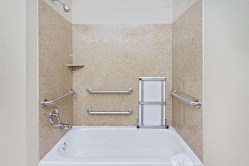 A bathroom at La Quinta by Wyndham Morgan City