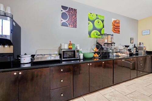 a kitchen with a counter with a microwave at La Quinta by Wyndham Morgan City in Morgan City