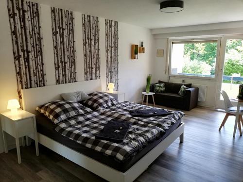 een slaapkamer met een bed en een woonkamer bij Lived-In Appartement in Bad Urach
