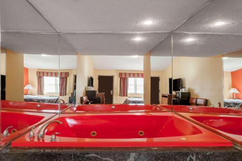eine rote Badewanne in einem Zimmer mit in der Unterkunft Travelodge by Wyndham Jersey City in Jersey City