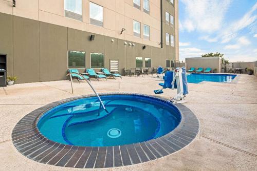 a hot tub in a courtyard next to a building at La Quinta by Wyndham McAllen La Plaza Mall in McAllen