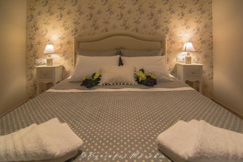 sypialnia z dużym łóżkiem z dwoma stołami w obiekcie La Casa Del Vitsi w mieście Palaiochóra