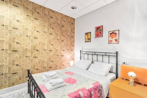 - une chambre avec un lit et des serviettes dans l'établissement 4BDR Amazing Spacious full Apt in Plaka (and Netflix), à Athènes