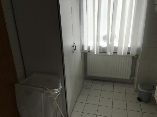 uma pequena casa de banho com um WC e uma janela em Palmina`s Ferienwohnung em Merzig