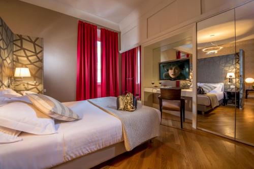 - une chambre avec un lit, un bureau et un miroir dans l'établissement St. Peter Guest House, à Rome