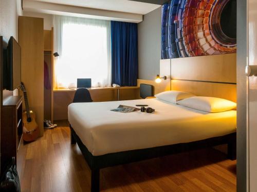 A bed or beds in a room at ibis Genève Petit Lancy