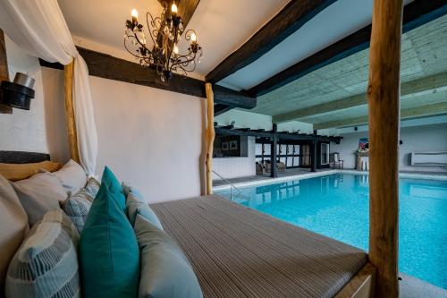 uma sala de estar com uma piscina e um sofá em Hotel Albus em Olpe