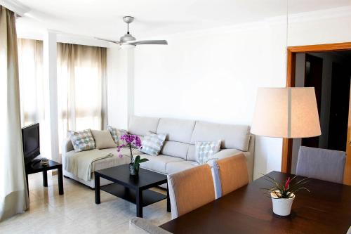 een woonkamer met een bank en een tafel bij Port-Beach Alicante 1 in Alicante