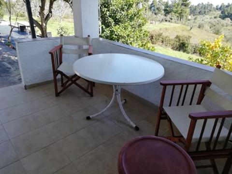Balkoni atau teres di Wildherb House