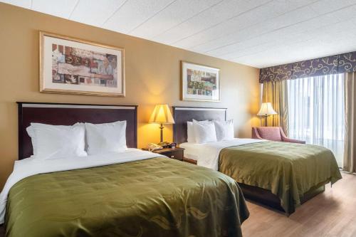 una camera d'albergo con due letti e una finestra di Quality Inn & Suites a Indiana
