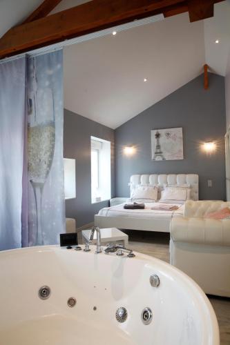 Ένα ή περισσότερα κρεβάτια σε δωμάτιο στο Chambre d'Hotes de la Loge