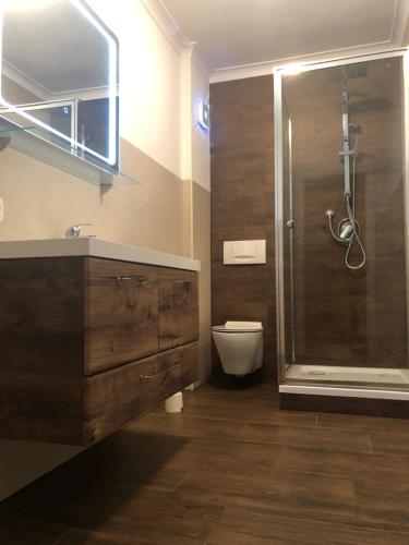łazienka z prysznicem, toaletą i umywalką w obiekcie Ferienwohnung Top 3 w mieście Lungötz