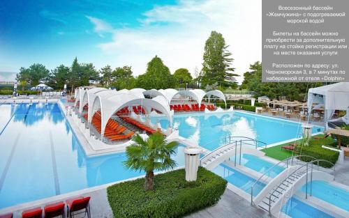 Dolphin Resort by Stellar Hotels, Sochi tesisinde veya buraya yakın yüzme havuzu