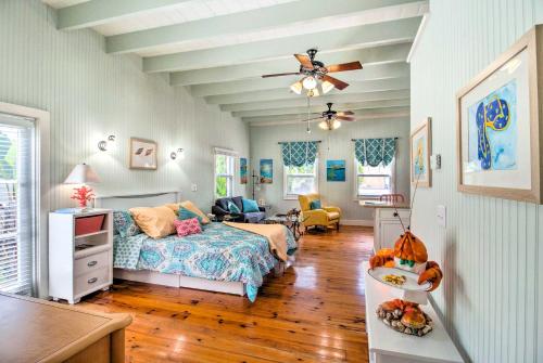um quarto com uma cama e uma ventoinha de tecto em Zen Studio with Pool and Tropical Bar by Atlantic Ave em Delray Beach