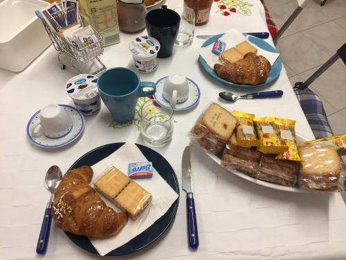 einen Tisch mit Platten aus Brot und Gebäck in der Unterkunft Villa Romeo - Acero Rosso in Rovetta