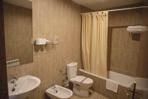 y baño con aseo y lavamanos. en Hospedium Hotel La Fuente, en Candelario