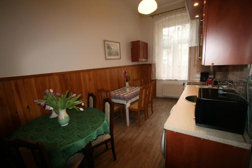 eine Küche mit einem Tisch und einem Esszimmer in der Unterkunft Apartment No. 16B Svahová 14 in Karlsbad
