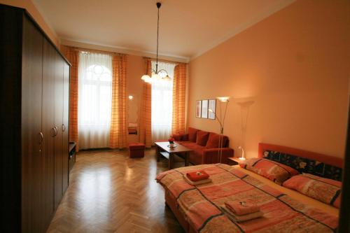 ein Schlafzimmer mit einem Bett, einem Sofa und einem Stuhl in der Unterkunft Apartment No. 19 Jaltská 3 in Karlsbad