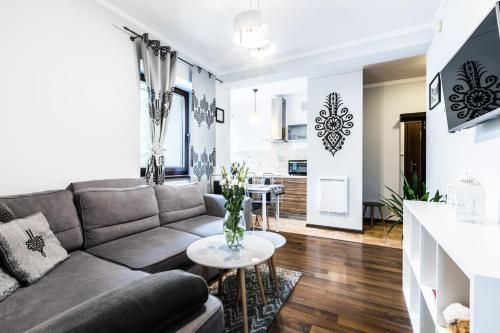 a living room with a couch and a table at Apartament Tatry Jaszczurówka in Zakopane